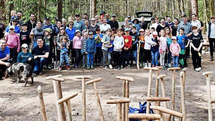 Rund 70 Sch&uuml;ler griffen zu den Schaufeln und pflanzten die B&auml;ume.