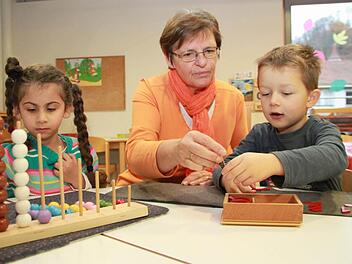 Einfache mathematische Zusammenhänge lernen Duygen Alkan (links) und Leon Isikli in der integrativen Kindertagesstätte in der Waaggasse spielerisch. Christa Konrad macht die Arbeit mit dem für sie neuen Montessori-Konzept viel Freude. Foto: Dagmar Besand