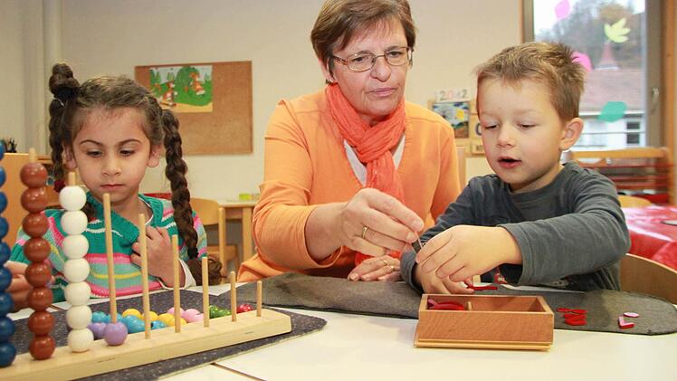 Einfache mathematische Zusammenhänge lernen Duygen Alkan (links) und Leon Isikli in der integrativen Kindertagesstätte in der Waaggasse spielerisch. Christa Konrad macht die Arbeit mit dem für sie neuen Montessori-Konzept viel Freude. Foto: Dagmar Besand