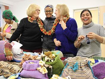 Handarbeit verbindet: Anjani Ghai, Brigitte Bauer, Eleni Asrad und Margit Pfister (von rechts) freuen sich über die schönen Sachen, die sie schon gestrickt und geschneidert haben. Mit ihrer Arbeit wollen die Frauen gemeinsam Gutes tun. Foto: Markus Reeh