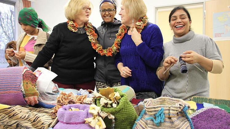 Handarbeit verbindet: Anjani Ghai, Brigitte Bauer, Eleni Asrad und Margit Pfister (von rechts) freuen sich über die schönen Sachen, die sie schon gestrickt und geschneidert haben. Mit ihrer Arbeit wollen die Frauen gemeinsam Gutes tun. Foto: Markus Reeh