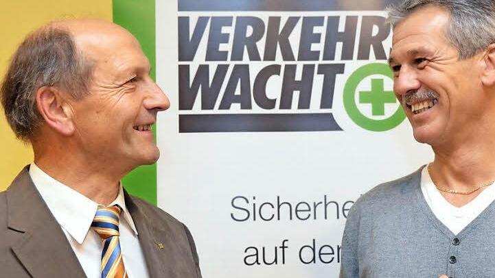 Edgar Kast (links), seit 37 Jahren Geschäftsführer der Kreisverkehrswacht, hat den Stab weitergegeben an Matthias Kleren (verhindert) und Christian Schießer. Kleren wurde alleiniger Geschäftsführer der Kreisverkehrswacht, Schießer (rechts) ist für die Fortbildung junger Autofahrer verantwortlich.  Foto: Peter Rauch