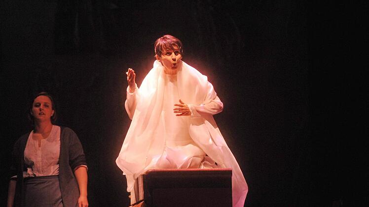 "Der Welt abhanden gekommen". Die szenische Collage mit Musik von Gustav Mahler und Claude Vivier erlebte ihre Uraufführung am Landestheater Coburg.Foto. Andrea Kremper