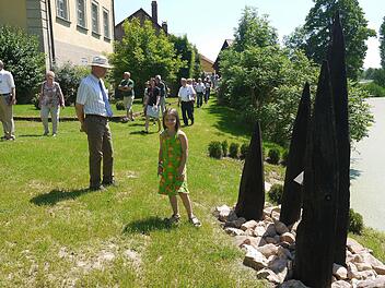 Schön, schön: Kommissionsleiter Günter Knüppel (Staatsministerium für Ernährung, Landwirtschaft und Forsten) gefiel nicht nur die Gestaltung des Lahmer Schlossteiches. Er bedankte sich bei Werner Thomas noch einmal ausdrücklich für "das große Bürgerengagement" der Lahmer und Pülsdorfer. Foto: Berthold Köhler