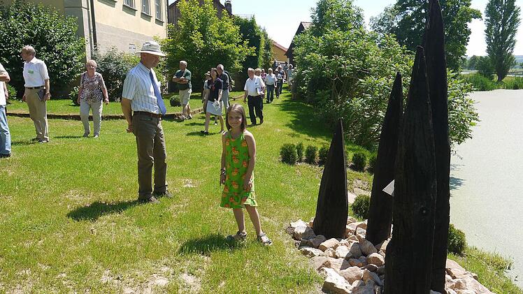 Schön, schön: Kommissionsleiter Günter Knüppel (Staatsministerium für Ernährung, Landwirtschaft und Forsten) gefiel nicht nur die Gestaltung des Lahmer Schlossteiches. Er bedankte sich bei Werner Thomas noch einmal ausdrücklich für "das große Bürgerengagement" der Lahmer und Pülsdorfer. Foto: Berthold Köhler