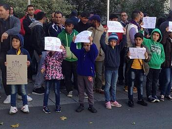 Am 1. Oktober 2015 demonstrierten 60 bis 70 Flüchtlinge vor dem Landratsamt Bad Kissingen. Foto: Plume