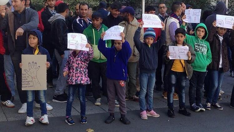 Am 1. Oktober 2015 demonstrierten 60 bis 70 Flüchtlinge vor dem Landratsamt Bad Kissingen. Foto: Plume