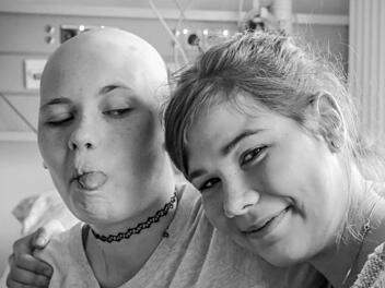 Das motivierende Siegerfoto des inFrankenPix-Jahresrückblicks trägt den Titel "Wenn das Lachen siegt" und zeigt die beiden Freundinnen (von links) Julia und Eileen in der Regenbogenstation der Klinik in Würzburg. Foto: Tanja Will