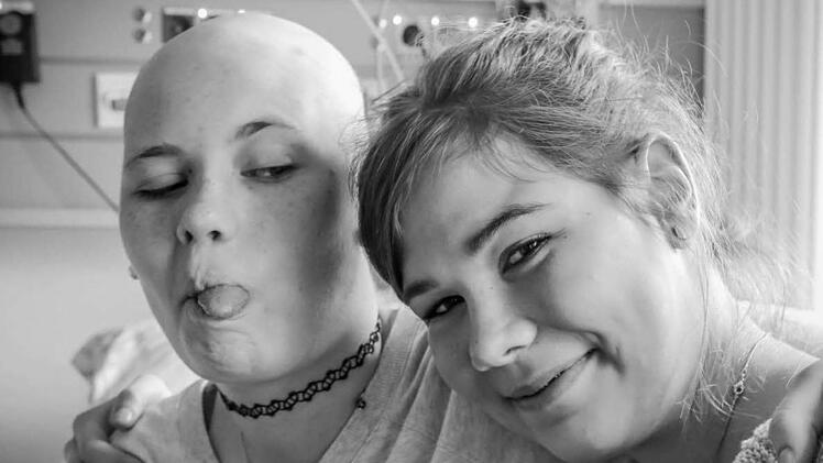Das motivierende Siegerfoto des inFrankenPix-Jahresrückblicks trägt den Titel "Wenn das Lachen siegt" und zeigt die beiden Freundinnen (von links) Julia und Eileen in der Regenbogenstation der Klinik in Würzburg. Foto: Tanja Will