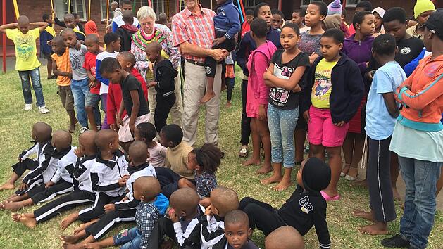 Hans-Wolfgang Graf (auf dem Bild mit Ehefrau Gabriele) engagiert sich für die Kinder im Waisenhaus Mariannhill in Südafrika.  Foto: privat