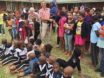 Hans-Wolfgang Graf (auf dem Bild mit Ehefrau Gabriele) engagiert sich für die Kinder im Waisenhaus Mariannhill in Südafrika.  Foto: privat