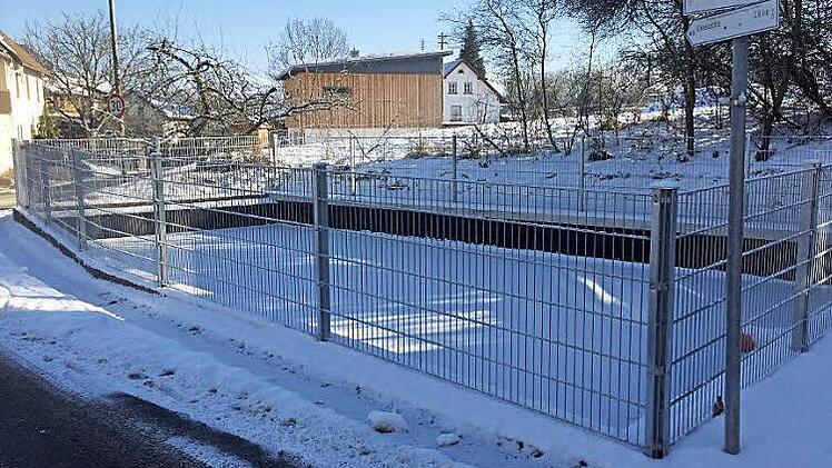 Neue Betoneinfassung und neuer Metallzaun: Rund 12 000 Euro investierte die Stadt Kulmbach in die Instandsetzung des Löschweihers in Windischenhaig. Foto: Jürgen Valentin