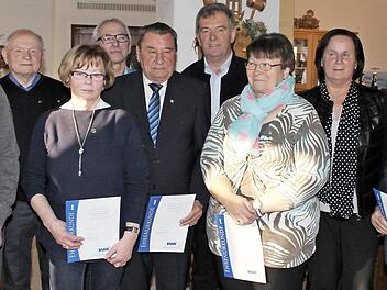 Langjährige Mitglieder ehrte der VdK-Ortsverband Sambach. In ihrer Mitte der Vorsitzende Karl Neudecker (mit blauer Krawatte), der seit 50 Jahren in verantwortlicher Funktion ist  Foto: Evi Seeger