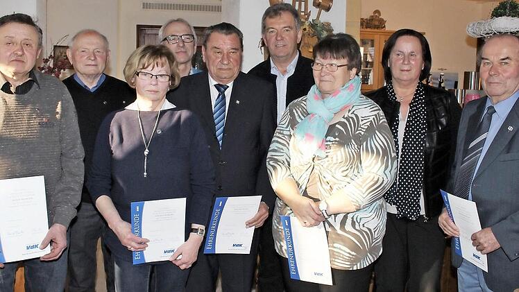 Langjährige Mitglieder ehrte der VdK-Ortsverband Sambach. In ihrer Mitte der Vorsitzende Karl Neudecker (mit blauer Krawatte), der seit 50 Jahren in verantwortlicher Funktion ist  Foto: Evi Seeger