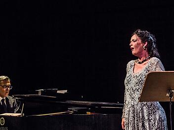 "Herzlich lieben, mutig hassen" lautete das Motto eines Liederabends mit Gabriela Künzler und Antonio Grimaldi in der Coburger Reithalle. Foto: Jochen Berger