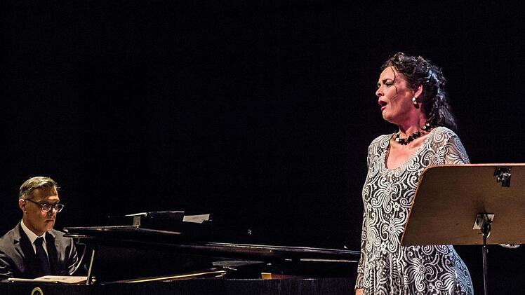 "Herzlich lieben, mutig hassen" lautete das Motto eines Liederabends mit Gabriela Künzler und Antonio Grimaldi in der Coburger Reithalle. Foto: Jochen Berger