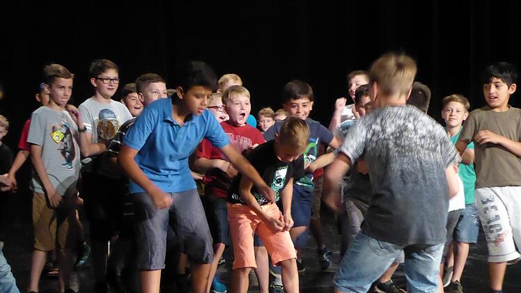 Ein Monumentalwerk aus Theater, Musik und Tanz führen Schüler der Sinnberg-Grundschule, der Anton-Kliegl-Mittelschule, des Jack-Steinberger-Gymnasiums, des Kinder- und Jugendchors der Herz-Jesu-Kirche und der Musikschule am Sonntag, 9. Juli im Kissinger Kurtheater. Foto: Gerhild Ahnert