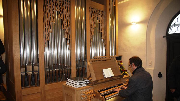 Markus Willinger an der neuen Orgel Foto: Franz Galster