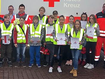 Die Grund- und Mittelschule Pressig freut sich &uuml;ber 20 neue Schulsanit&auml;ter. Das Bild zeigt einige von ihnen mit (von links) Schulleiter Reinhard Horn, Ausbilderin Nadja M&uuml;ller, Lehrer Bernd Jungkunz, Ehrenamtsmanager Ralf Schmidt, Ausbilder Michael Eidloth und Wachleiter Karl Heinz Schindhelm.  Foto: Karl-Heinz Hofmann