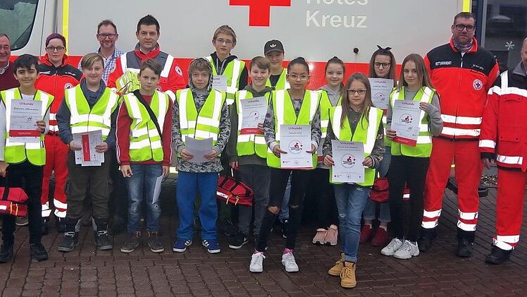 Die Grund- und Mittelschule Pressig freut sich &uuml;ber 20 neue Schulsanit&auml;ter. Das Bild zeigt einige von ihnen mit (von links) Schulleiter Reinhard Horn, Ausbilderin Nadja M&uuml;ller, Lehrer Bernd Jungkunz, Ehrenamtsmanager Ralf Schmidt, Ausbilder Michael Eidloth und Wachleiter Karl Heinz Schindhelm.  Foto: Karl-Heinz Hofmann