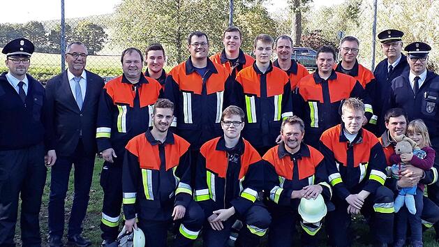Die Feuerwehrleute aus Altenbanz, die sich erfolgreich der Prüfung unterzogen, zusammen mit Ausbildern und Prüfern sowie mit Bad Staffelsteins Bürgermeister Jürgen Kohman (Zweiter von links) Foto: p