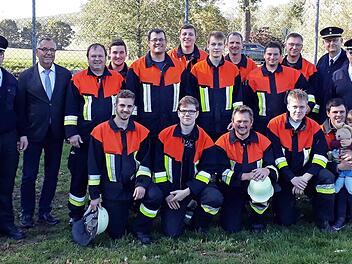 Die Feuerwehrleute aus Altenbanz, die sich erfolgreich der Prüfung unterzogen, zusammen mit Ausbildern und Prüfern sowie mit Bad Staffelsteins Bürgermeister Jürgen Kohman (Zweiter von links) Foto: p