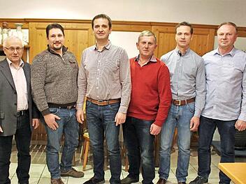 Aus dem aktuellen Ratsgremium stellen sich Reiner Frischmann, Jürgen Wimmer, Werner Brandt und Kurt Bierlein (von rechts) wieder zur Wahl. Auch Neubürger wie Tobias Prappacher (Zweiter von links) wollen in der Gemeinde Verantwortung übernehmen. Links im Bild Bürgermeister Helmut Lottes, der sich wieder zur Wahl stellt.  Foto: Evi Seeger