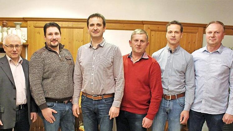 Aus dem aktuellen Ratsgremium stellen sich Reiner Frischmann, Jürgen Wimmer, Werner Brandt und Kurt Bierlein (von rechts) wieder zur Wahl. Auch Neubürger wie Tobias Prappacher (Zweiter von links) wollen in der Gemeinde Verantwortung übernehmen. Links im Bild Bürgermeister Helmut Lottes, der sich wieder zur Wahl stellt.  Foto: Evi Seeger