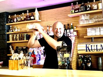 Der Whiskymixer mixt den Whisky mit dem Whiskymixer. Kai Hofmann, 34-jähriger Neustadter, betreibt in Coburg eine Cocktail-Bar und hofft, dass endlich "Grünes Licht" von der bayerischen Staatsregierung kommt. Schließlich will er seine Gäste wieder verwöhnen. Foto: Christoph Böger