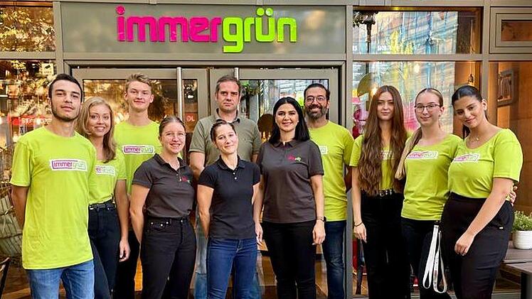 Erlangen: Shiva Banki und ihr Team bei der Eröffnung von Immergrün