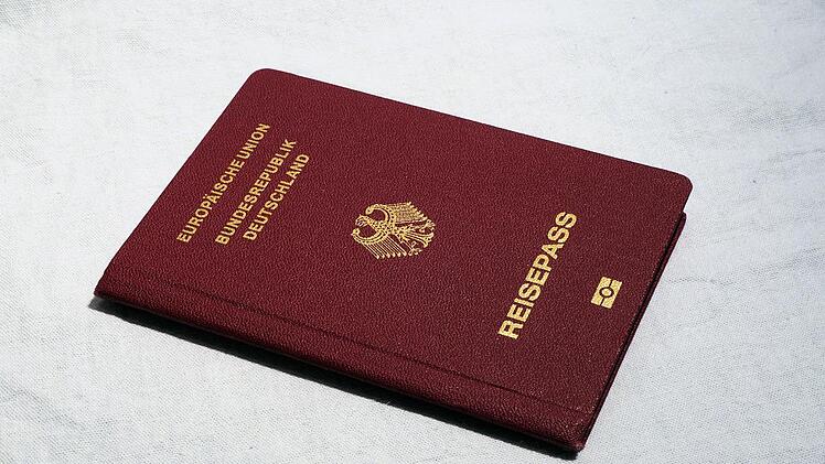 Wird bei Reisen in Länder außerhalb der EU benötigt: der Reisepass