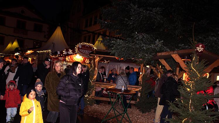 Die illuminierte Fußgängerzone lädt zum Bummeln ein. Foto: Werner Vogel