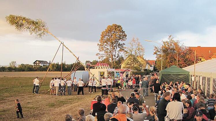 Der Kerwa-Baum wird auf dem Festplatz im Gries in die Senkrechte gehievt.