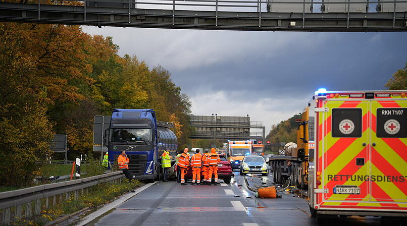 Fünffache Unfallserie auf der A9: Riesiger Stau - mehrere Verletzte
