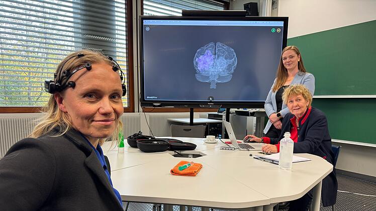 Dass das Gl&uuml;ck trainiert werden kann, lernt Schauspielerin Meri Koivisto (links) von der Neurowissenschaftlerin Prof. Michaela Brohm-Badry.