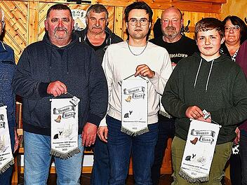 Die ausgezeichneten Vereinsmeister (von links) Gerhard Popp, Andreas Welsch, Gerhard Ziegler, Jonas Nikol, Andreas Fugmann, Jonas Wi&szlig;licen mit der Zweiten Vorsitzende Christiane Schramm und dem Vereinsvorsitzenden Hans Schramm.