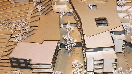 Über der Erde wirkt die Anlage wie drei einzelne Gebäude: Links das Wohnheim für Menschen mit Behinderung, in der Mitte das Pflegeheim und rechts das Betreute Wohnen. Foto: Ralf Ruppert