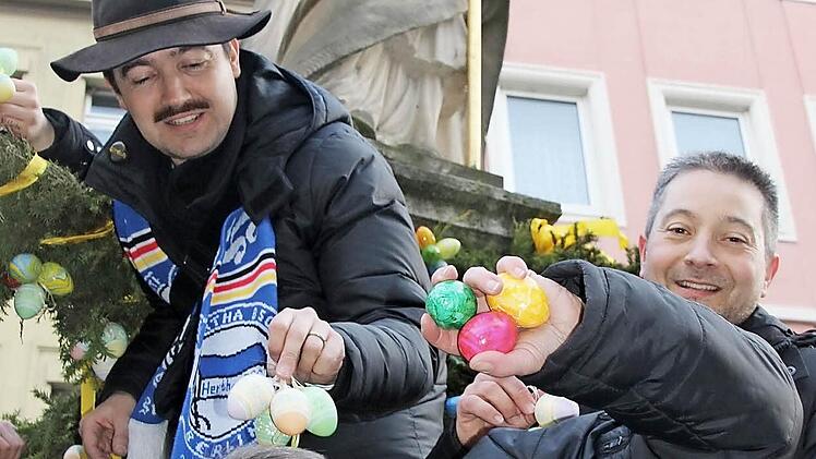 Da war Tourismuschef Walter Vierrether (Mitte) noch nach Lachen zumute: Das Schmücken am Mittwochnachmittag macht ihm und den beiden Gästeführern Franz Hildebrand (links) und Detlef Hildebrand sichtlich Spaß.  Fotos: Sabine Herteux