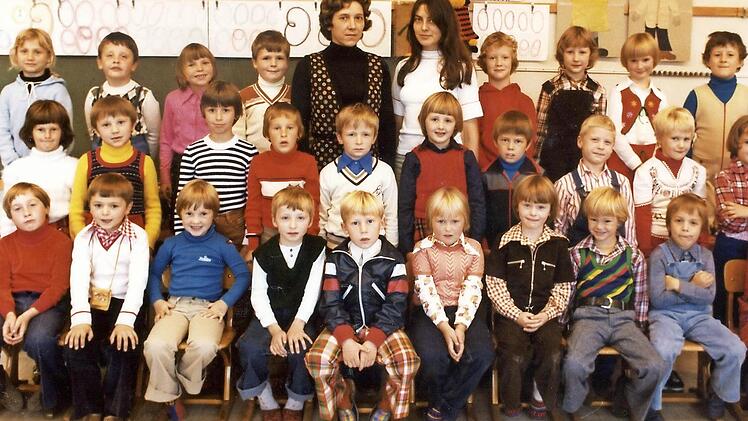 Tanja Kotschenreuther (vorne, fünfte von rechts) hat ihr Einschulungs-Klassenfoto gefunden. Sie hofft, dass einige ihrer Schulkameraden zum letzten Fest der Schule Gehülz-Ziegelerden kommen. Foto: privat