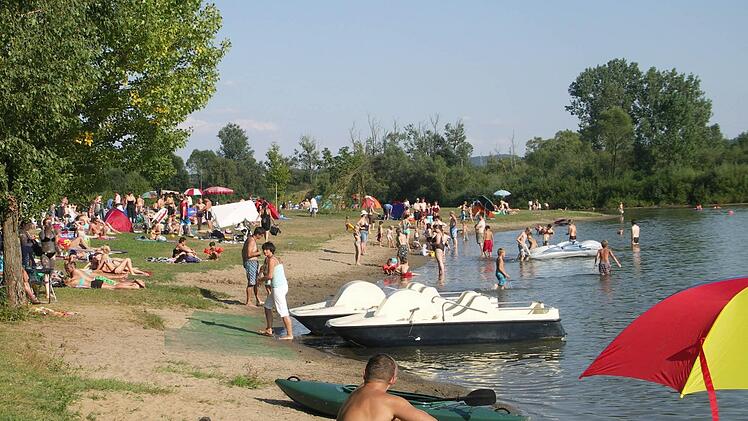 Der "Badekult" am Rudufersee ist nicht mehr wegzudenken. Der See bietet außer Bademöglichkeiten auch Bootsfahrten an (Der Tretbootverleih ist ab 14 Uhr täglich geöffnet). Zudem gibt es für die Kinder reichlich Abwechslung und Spielmöglichkeiten.  Foto: Horst Habermann