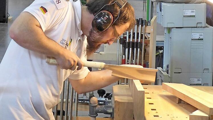 Christian Kemmerer, Fachschüler der Meisterschule Ebern, voll konzentriert bei den"World Skills". Am Ende schrammte er nur ganz knapp am Siegerpodest vorbei und wurde unter den Bauschreinern Fünfter. Fotos: privat