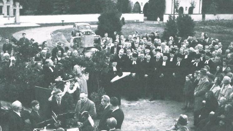 Zahlreiche Gäste wohnten der Einweihungsfeierlichkeit am 20. Dezember 1953 bei.