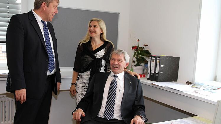 Ex-Bürgermeister Schwarz (links), Staatsministerin Melanie Huml und Landrat Johann Kalb im Amtszimmer von Bgm. Desel.