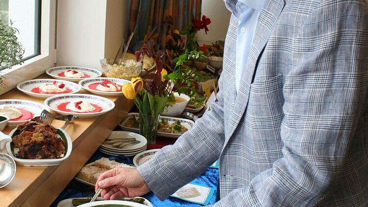 Rektor Michael Ulbrich lässt sich bayerische Leberknödelsuppe mit Pfannkuchenstreifen schmecken.