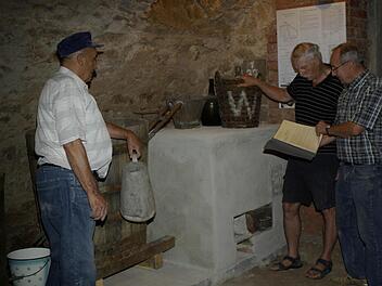 Stolz auf die historische Brennerei, die im Heimatmuseum Fuchsstadt originalgetreu nachgebaut ist, sind (von links) Josef Gunderlach, Günther Wehner und Michael Schultz.  Foto: Winfried Ehling