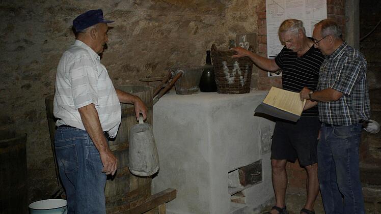 Stolz auf die historische Brennerei, die im Heimatmuseum Fuchsstadt originalgetreu nachgebaut ist, sind (von links) Josef Gunderlach, Günther Wehner und Michael Schultz.  Foto: Winfried Ehling