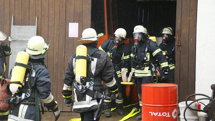 Die Atemschutzgeräteträger beim Übungseinsatz. Fotos: Sabine Weinbeer