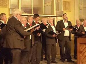 Der Männerchor auf Schloss Thurn  Foto: Pauline Lindner