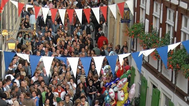 Nach Absage der Sandkerwa 2017 in Bamberg, hat sich der Bürgerverein mit der Stadt getroffen. Oberbürgermeister Starke stellte ein Rettungskonzept vor. Foto: Ronald Rinklef