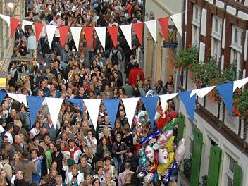 Nach Absage der Sandkerwa 2017 in Bamberg, hat sich der Bürgerverein mit der Stadt getroffen. Oberbürgermeister Starke stellte ein Rettungskonzept vor. Foto: Ronald Rinklef